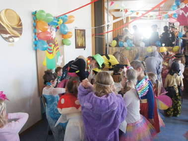 Kinder feierten eine tolle Fasnachtsparty im Pfarreiheim