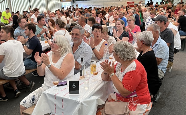 Am Büchlerfest sass das halbe Dorf abends im Festzelt