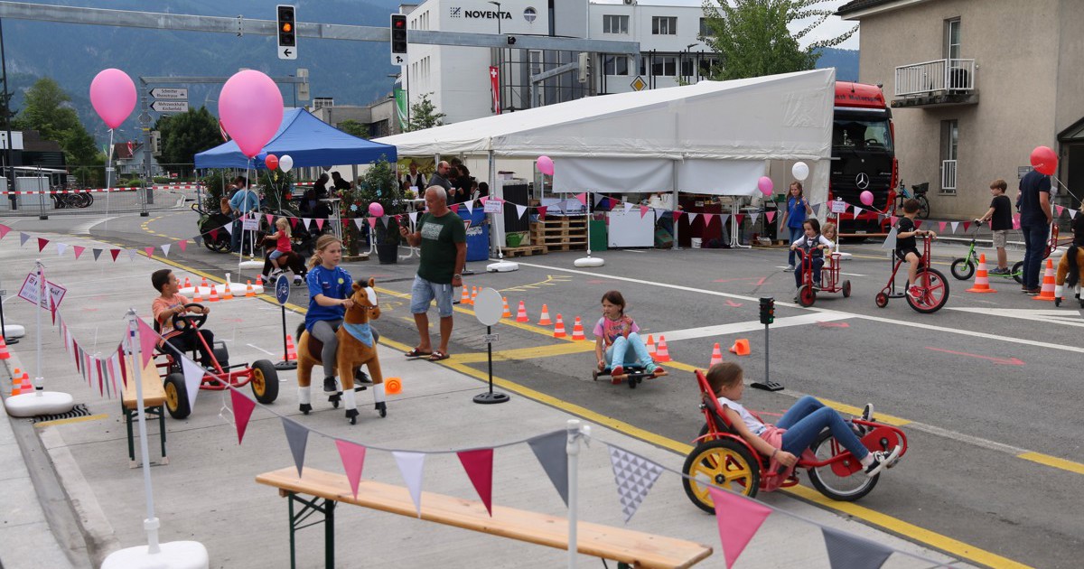Kinder spielen auf der Strasse, bevor wieder die Autos durchs Dorf