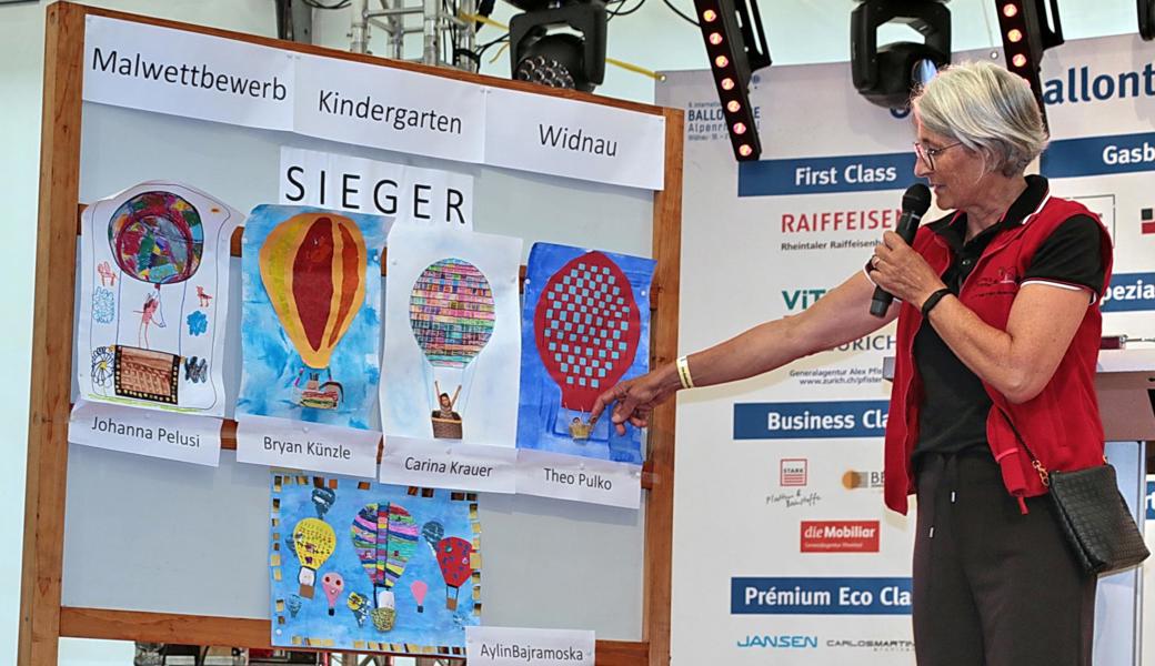 Beatrix Müggler präsentierte gestern Abend die fünf Siegerarbeiten des Gestaltungswettbewerbs der Widnauer Kindergärten.