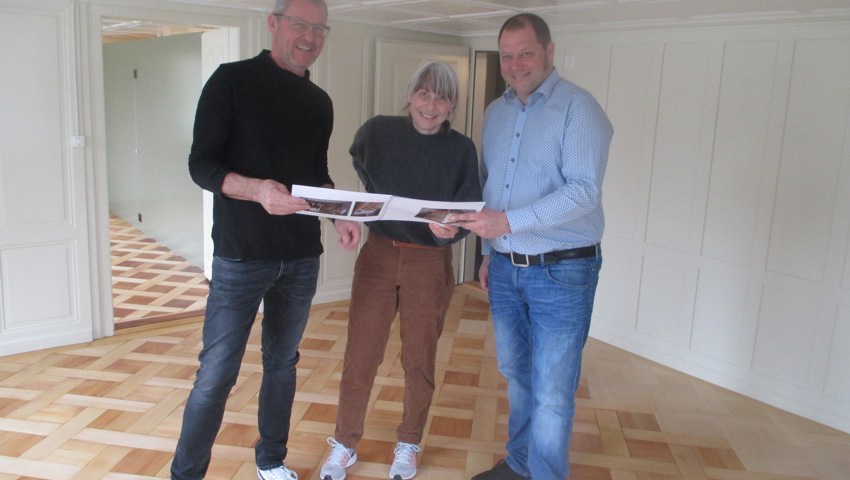 Architekt Ueli Sonderegger, Denkmalpflegerin Vreni Härdi und Gemeinderat Daniel Lindner (von links) freuen sich über das stilgerecht umgebaute alte Pfarrhaus in Wolfhalden.