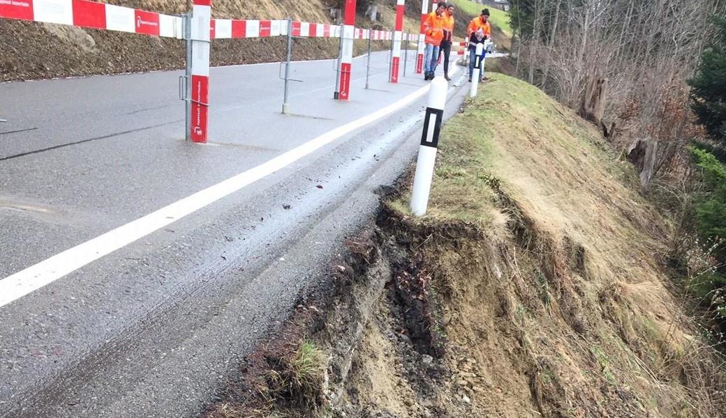 Der Hang rutschte bis zum Rand der Kantonsstrasse ab.