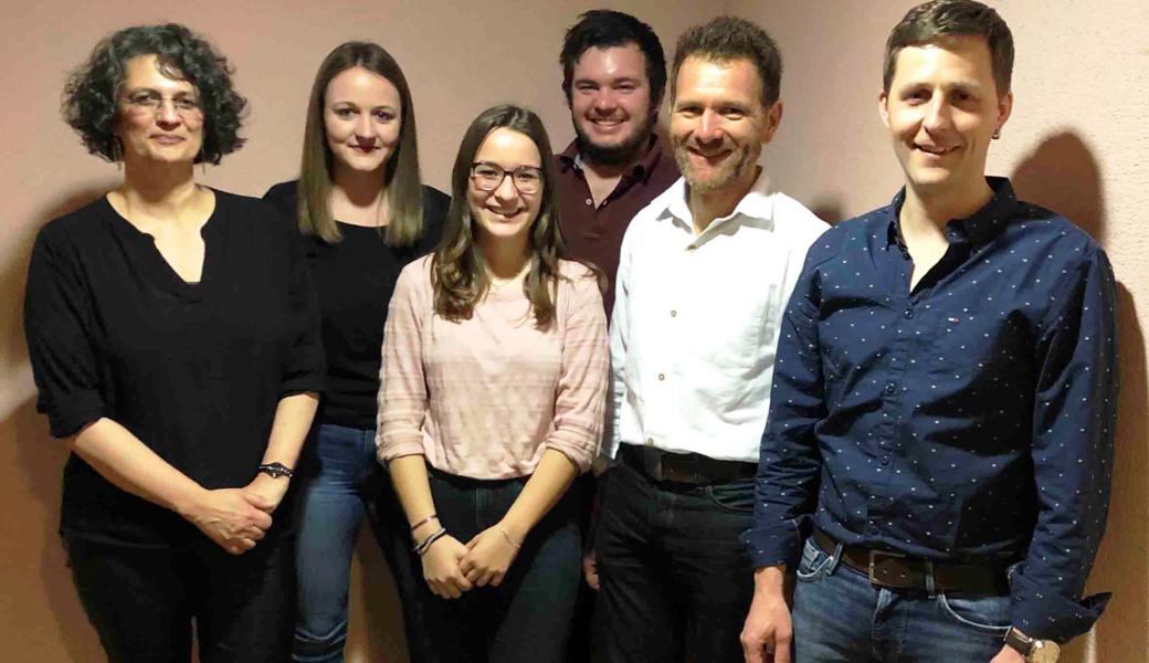 Die neu aufgenommenen Mitglieder mit Präsident Alexander Bösch (rechts) sowie der abtretende Aktuar Raphael Büchel (4. von links) und seine Nachfolgerin Fabienne Loser (2. von links).