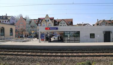 Schnellzug fährt an Rheineck vorbei