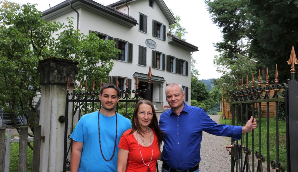 Wie in einer WG: Elias Glaser, Sabine Glaser und Adrian Müller bewohnen mit Familienangehörigen und Pflegekindern den Tigelberg.