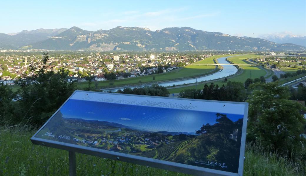 Ein herrlicher Ausblick bietet sich auf das Rheintal und dessen umgebende Bergkette.