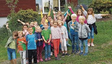 Kinder besuchen den Gnadenhof