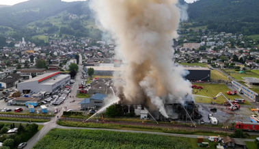 Der Brand in der Industriehalle bleibt ungeklärt