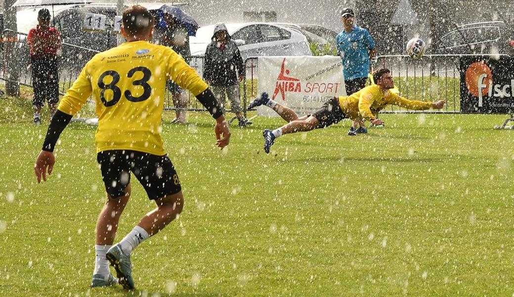 Nach viel Sonnenschein setzte am Sonntag inmitten des Finalspiels ein Wechselspiel von heftigen Regenfällen und Sonnenschein ein. Damit konnte Calw etwas besser umgehen.