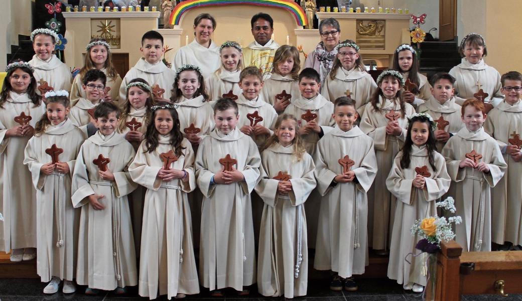 25 Erstkommunionkinder feierten mit Kaplan Georg Changeth, Pastoralassistentin Anne-Dominique Wolfers und Katechetin Gabi Ammann. Bild: pd