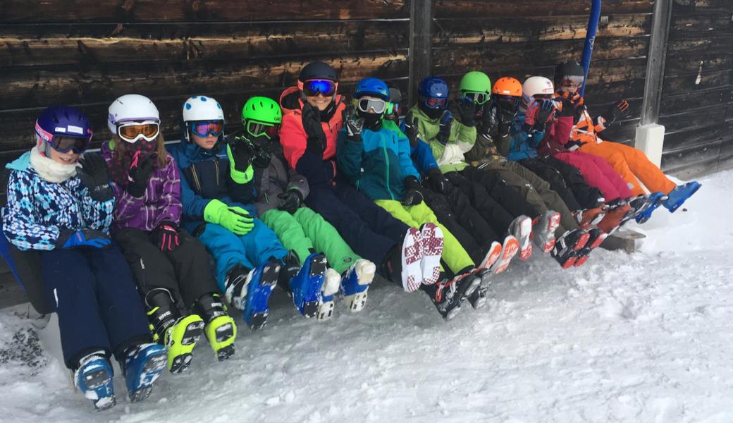 Keine Skis an den Füssen: Was in vergangenen Wintern als lustiges Fotosujet diente, wird in dieser Saison Realität. Die Lager für die Schulkinder des Kantons St. Gallen fallen aus.