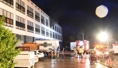 Viel Rauch bei Brand in Firmengebäude