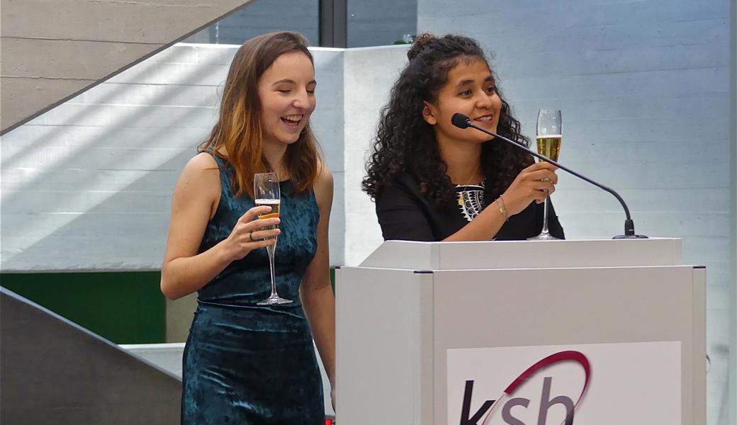 Lucia Albanese (l.) und Laura Plüss unterhielten das Publikum mit den «Gedanken zweier Maturandinnen».