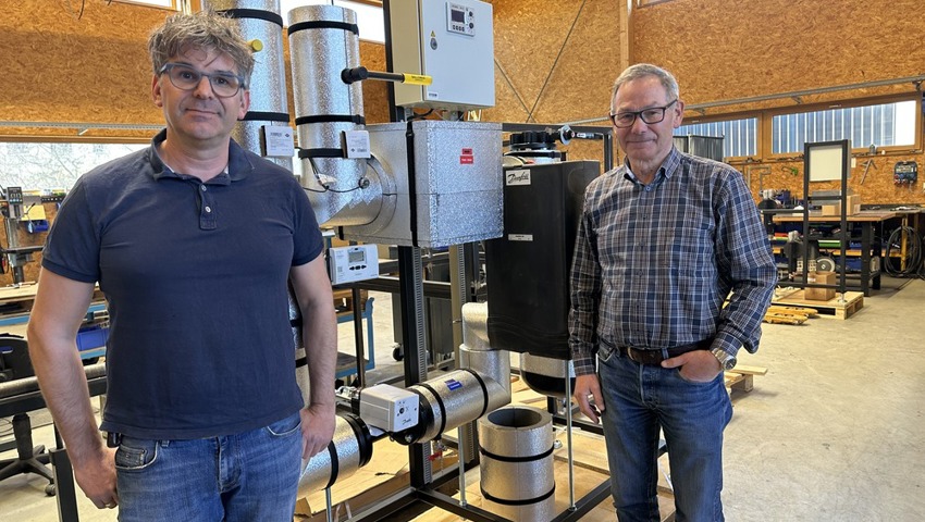 Bernhard Jonas (Links) und Heinz Böhler vor einer Wärmeübergabestation, die von der Dimension her beispielsweise in einer Firma oder einem Schulzentrum zum Einsatz kommen könnte.