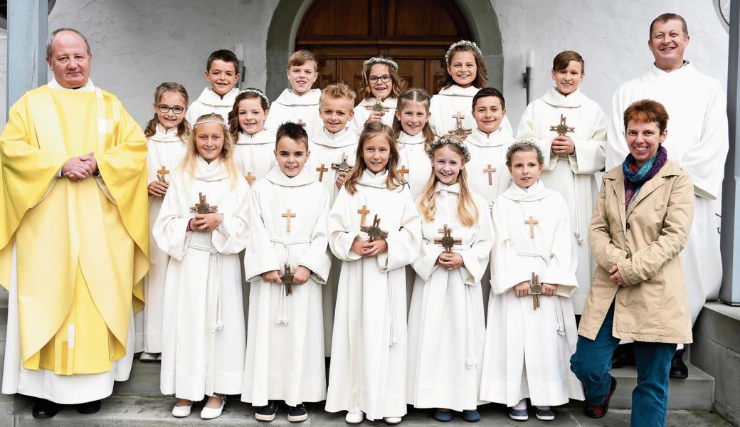 Die Kinder wurden von der Katechetin Veronika Hopfner und den Frauen der voreucharistischen Gottesdienste, Martina Walt und Judith Eugster, auf diesen besonderen Tag vorbereitet. Bild: pd