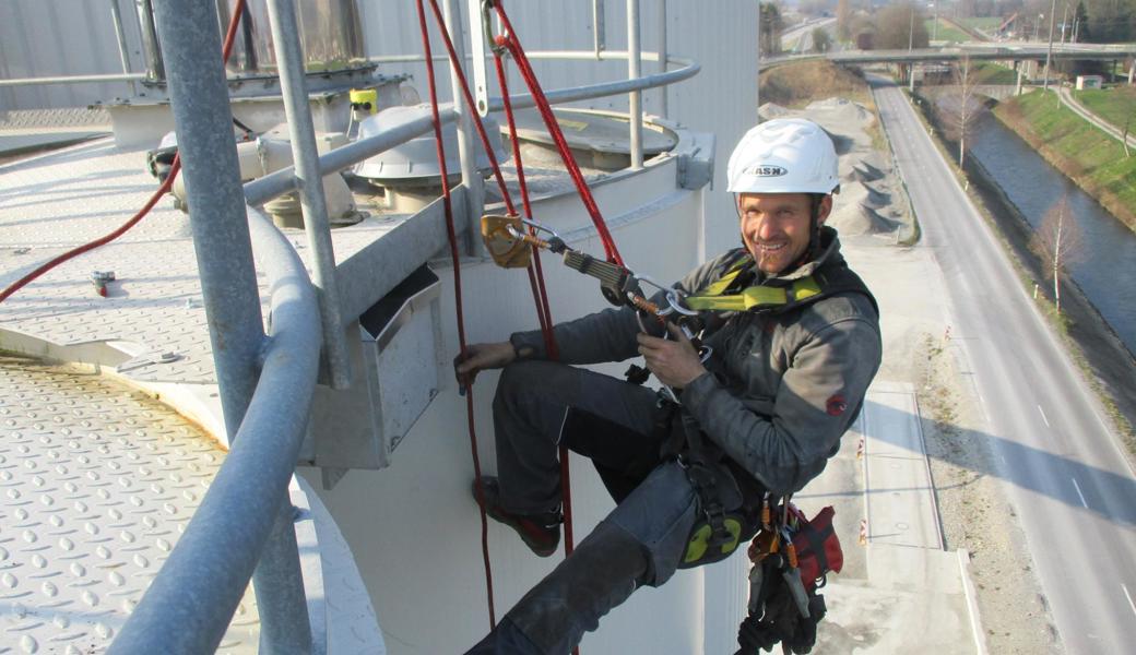 Roland Thür bei der Montage eines Nistkastens für den Alpensegler zwischen zwei Türmen des Betonwerks Sieber am Binnenkanal bei Oberriet. 