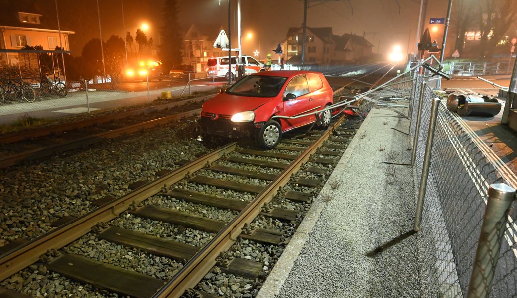 In fahrunfähigem Zustand: 66-Jähriger landet mit seinem Auto auf Bahngleisen