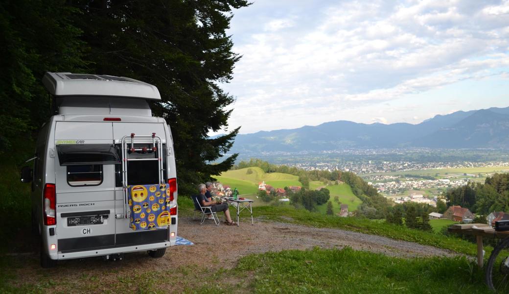 Wo sich Fuchs und Hase gute Nacht sagen, können Gäste von Judith und Rolf Bischofberger mit Aussicht campen.