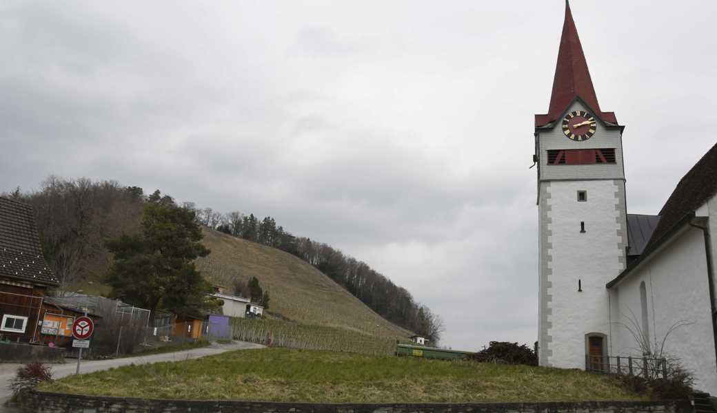 Auf der Wiese links der Kirche baute die Weingut Zünd AG bis im vergangenen Jahr Reben an. Nun hat die Kirchgemeinde die Gelegenheit, auf dieser Fläche einen Begegnungsplatz zu gestalten. 