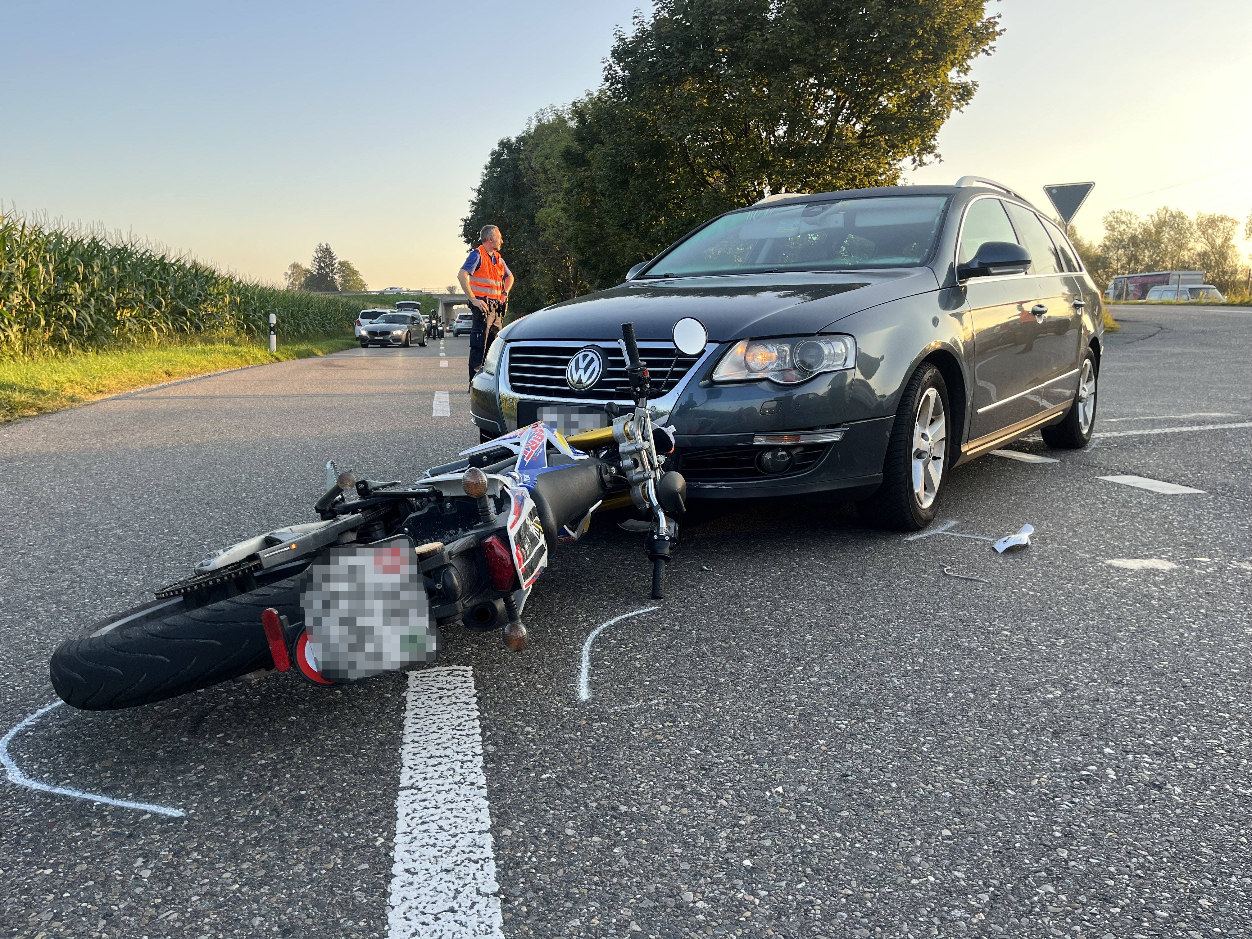 Auto Prallt Frontal Gegen Töff: 17-jährige Motorradfahrerin Stürzt Und ...