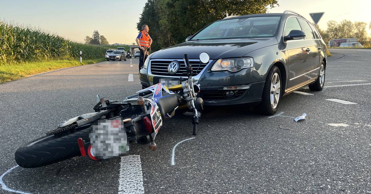 Auto Prallt Frontal Gegen Töff 17 Jährige Motorradfahrerin Stürzt Und Verletzt Sich Der 3464