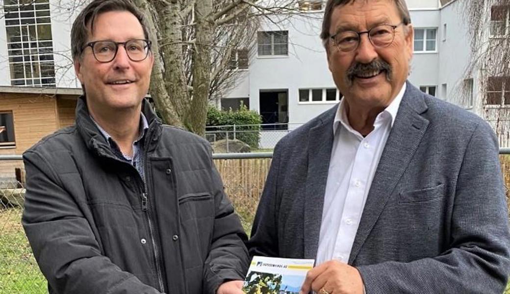 Thuri Messmer (rechts) übergibt dem neuen Präsidenten Rico Kellenberger die Gemeindeordnung.