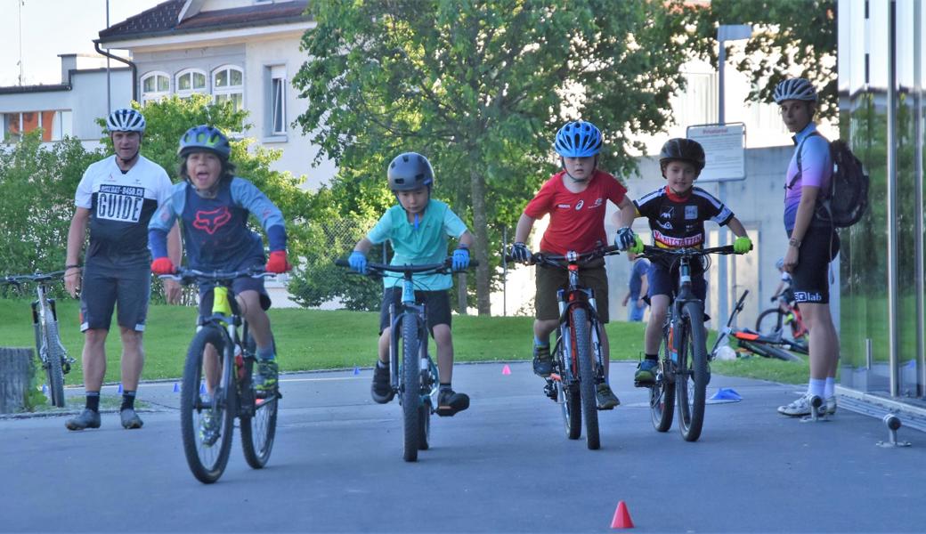 René Bossard und Giuliana Loher schicken die jungen Biker ins Rennen.