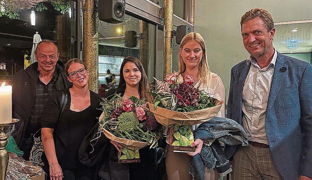 Walter Hanselmann, Jasmine Bertschinger, Thea Lenherr, Gioia Sinnesberger mit Geschäftsführer Willi Gebelein (von links).