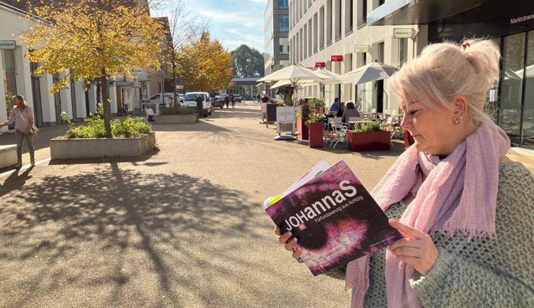 Carmen Egert wählt JOHannaS Werke für den Tag der offenen Tür aus. Zur Ausstellung gibt’s einen 
Wettbewerb. 