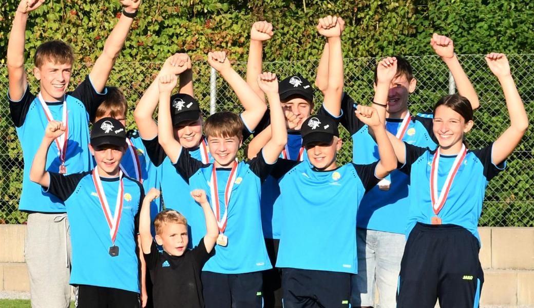 Die Bronzegewinner des SVD Diepoldsau-Schmitter (v. l.): Laurin Juen, Janis Sieber, Gian Wüst , Leon Kuster, Nico Frei, Flavio Sieber, «Maskottchen» Jan Lässer, Nick Frei, Jim Weibel und Jana Sieber.