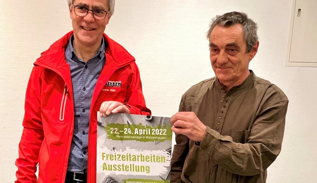 Andreas Welz, OK-Präsident, und Silvano Colombo, Berufsfachlehrer GBS, zeigen das Siegerplakat von Yvonne Steinegger.