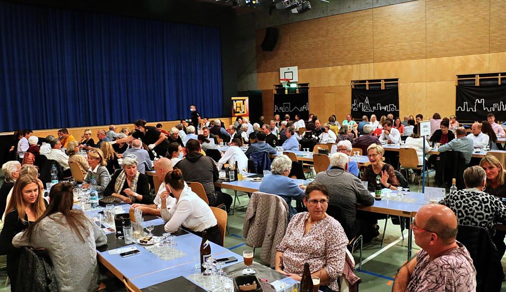 An der Premiere sassen noch viele Zuschauer ohne Schutzmaske im Saal. Bei genügend Sicherheitsabstand war das Tragen einer Maske damals noch freiwillig. 