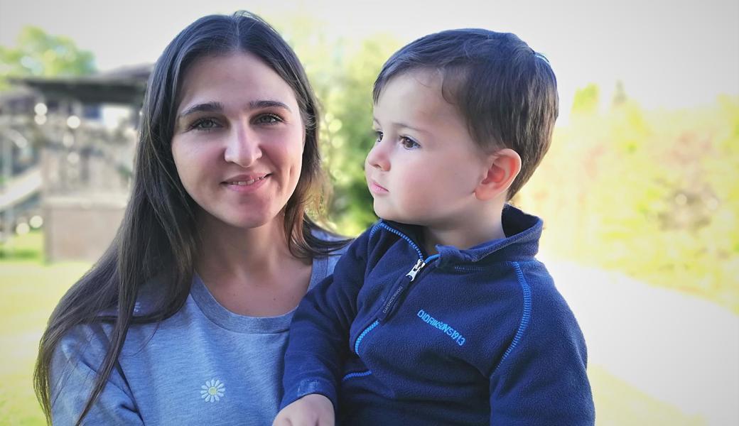 Olya Avershyna wohnt in Montlingen und meistert den Alltag mit ihrem Sohn Ruslan relativ selbstständig, vor allem dank Unterstützung von Jasmin Loher, einer wichtigen Bezugsperson. Olya kommuniziert in Englisch und immer öfter mit deutschen Sätzen.