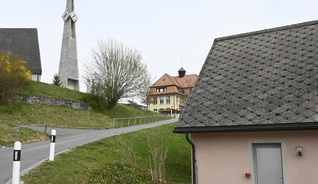 Das neue Pfarreiheim käme zwischen Kirche und Strasse zu stehen. Auf der Parzelle mit dem heutigen Pfarreiheim (im Vordergrund) böte sich der Schulgemeinde die Option für ein Schulzentrum Kirchfeld.