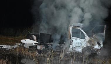 Lieferwagen gestohlen, dann Unfall gebaut und den Wagen in Brand gesteckt