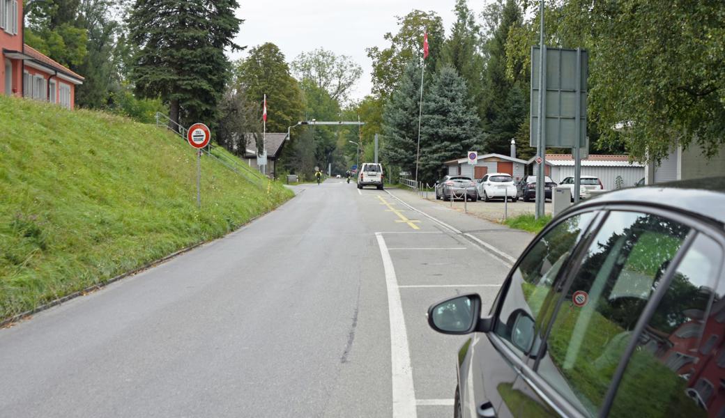 Für die Parkplätze an der Strasse ist in der Nähe Ersatz geplant. Zurzeit liegt für den Ersatz eine Weisung des Kreisgerichts Rheintal auf.