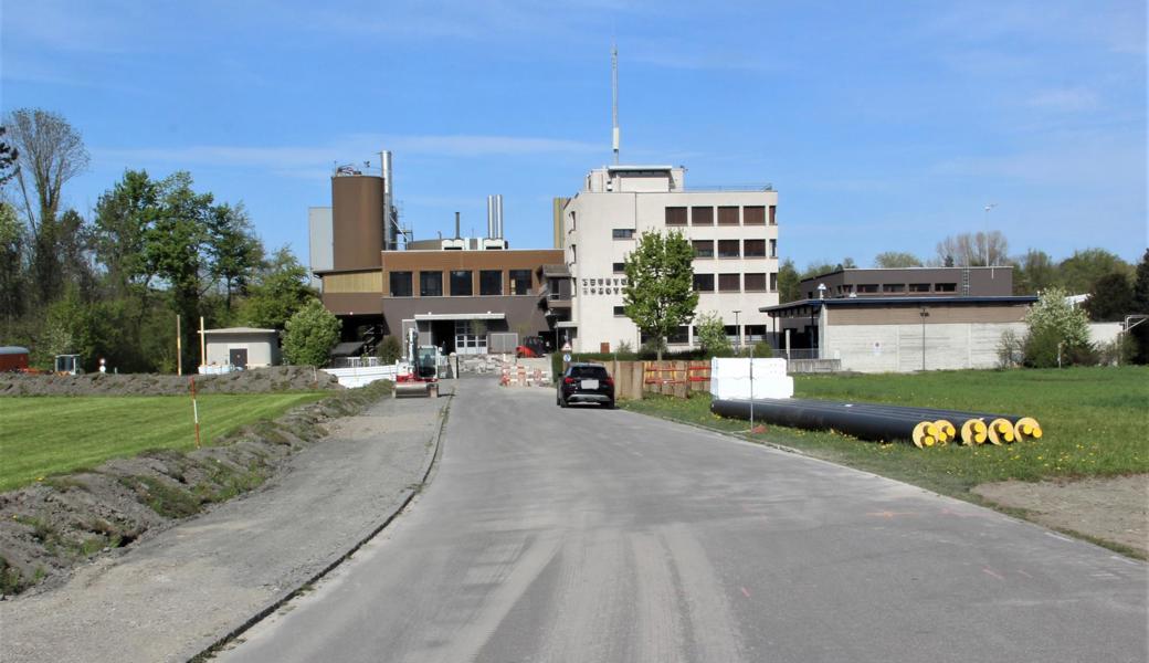 Direkt zur Abwasserreinigungsanlage führt eine langgezogene Baustelle.