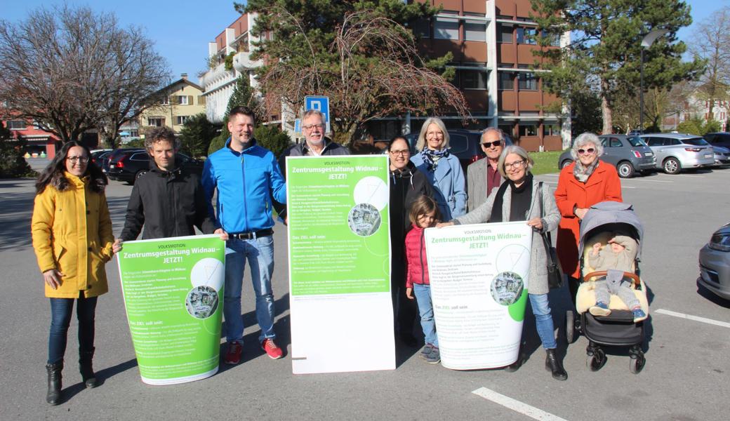 Um die Volksmotion zu lancieren, trafen sich die Initiantinnen und Initianten letzte Woche an Ort und Stelle: (von links) Barbara Blatter, Harry Eggenschwiler, Gabriel Köppel, Armin (Armando) Köppel, Sandra Stoffel, Karin Gresser Tüscher, Urban Hämmerle, Madelaine Federer und Susan Wernli. 