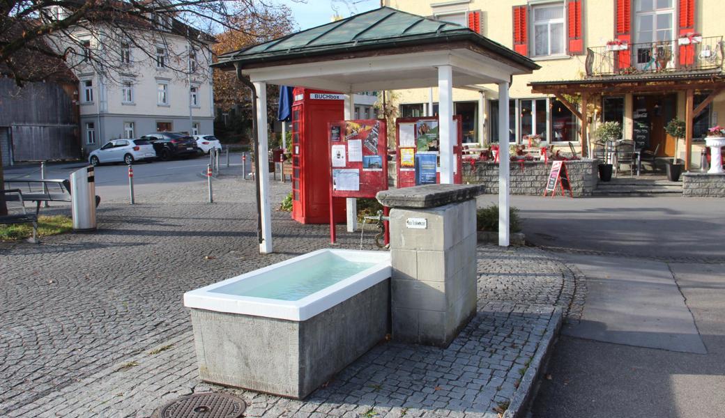 Der Brunnen auf Marbachs Dorfplatz sieht neuerdings wie eine Badewanne aus.