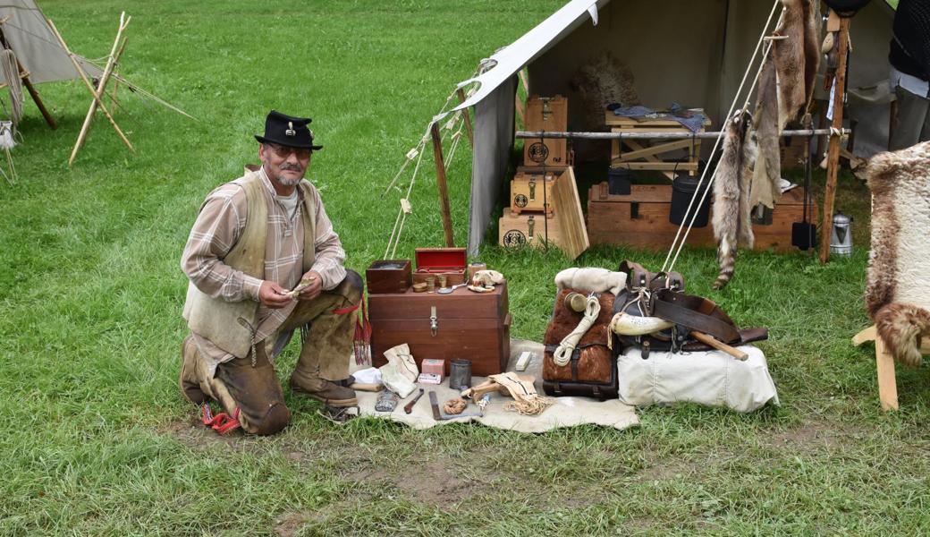 Ein Trapper mit einer Ausrüstung, wie man sie während der ersten Hälfte des 19. Jahrhunderts für Expeditionen verwendete.