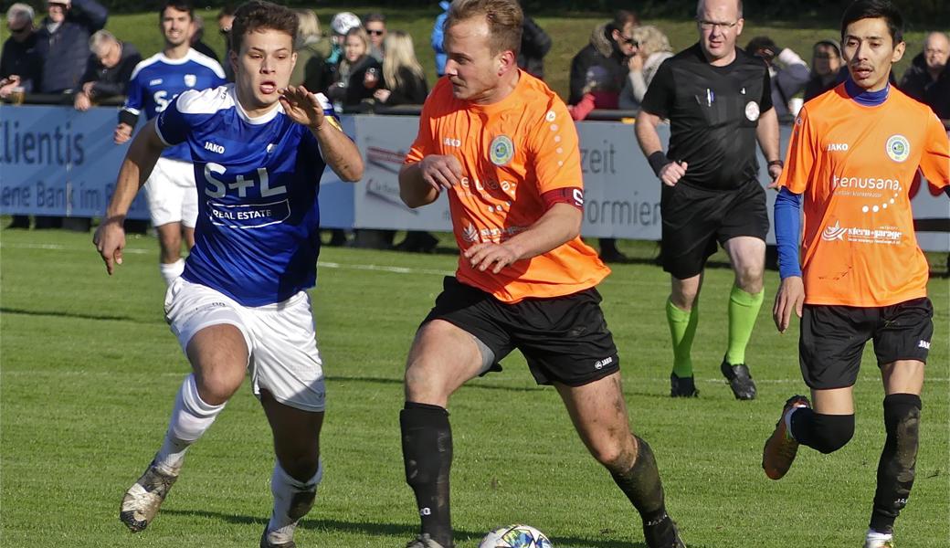 Zweikampf von Noah Thönig (links) mit Willy Durot, zwei der prägenden Spieler der Partie.