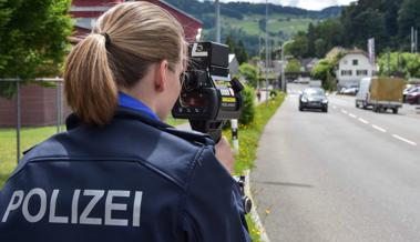 Zwei Raser und mehrere Schnellfahrer angehalten