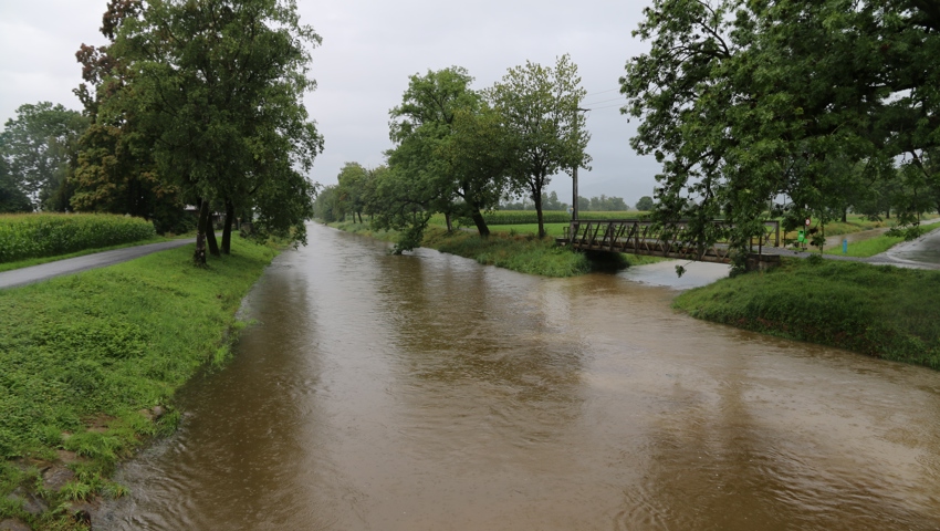 Der starke Regen setzt Felder unter Wasser und lässt Flüsse anschwellen