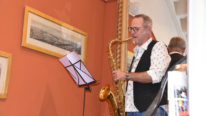Rolf Lichtenstern spielte auf dem Saxofon die passenden nachdenklichen Töne zur Vernissage.