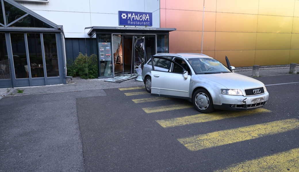 Unbekannte verwenden Auto als Rammbock für Einbruch in Einkaufszentrum
