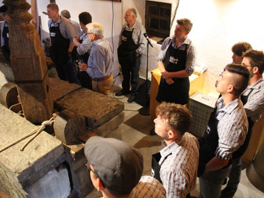 Am Druckfest wurde Wein gepresst wie vor 100 Jahren