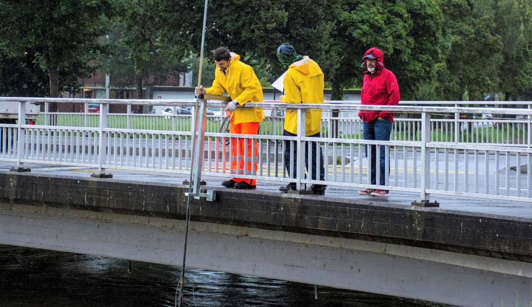 Mitarbeitende der Bänziger Kocher Ingenieure AG haben den Abfluss des Binnenkanals gemessen.