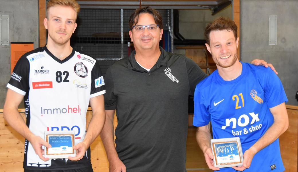 Best Player: Röbi Sturzenegger, Präsident von Floorball Heiden, ehrt Simon Kaufmann (rechts) und Yannick Lindroos (Regio Basel).