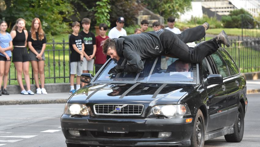 Eben noch auf dem Skateboard und schon auf dem heranfahrenden Auto...