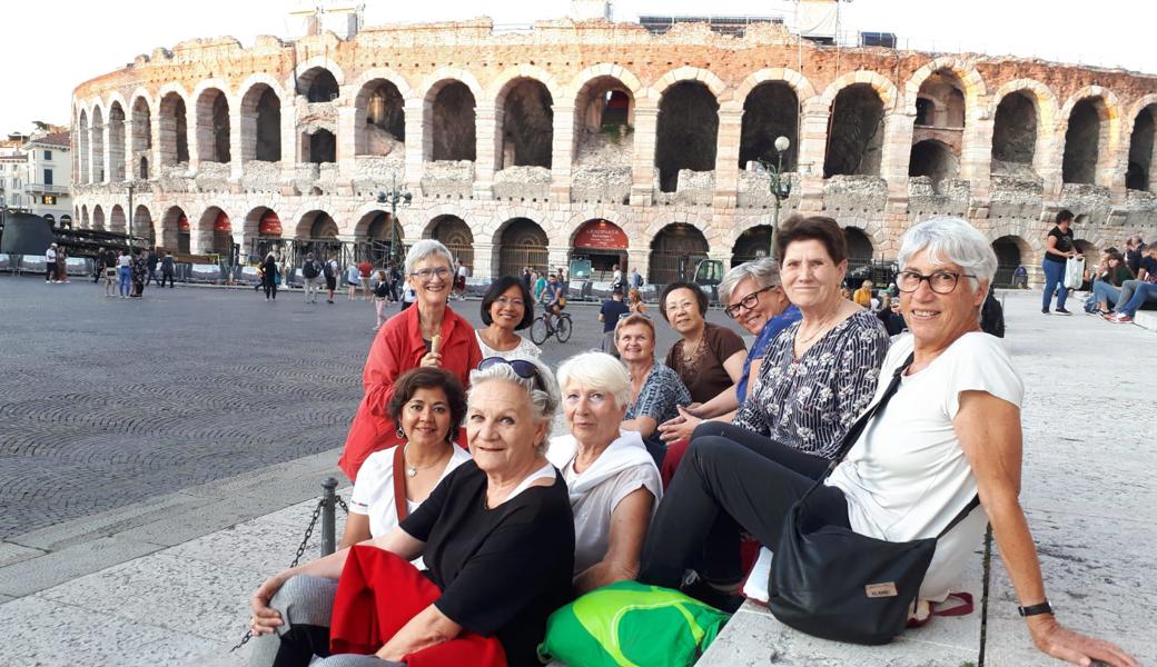 Die Turnerinnen des STV Heerbrugg vor der Arena in Verona.